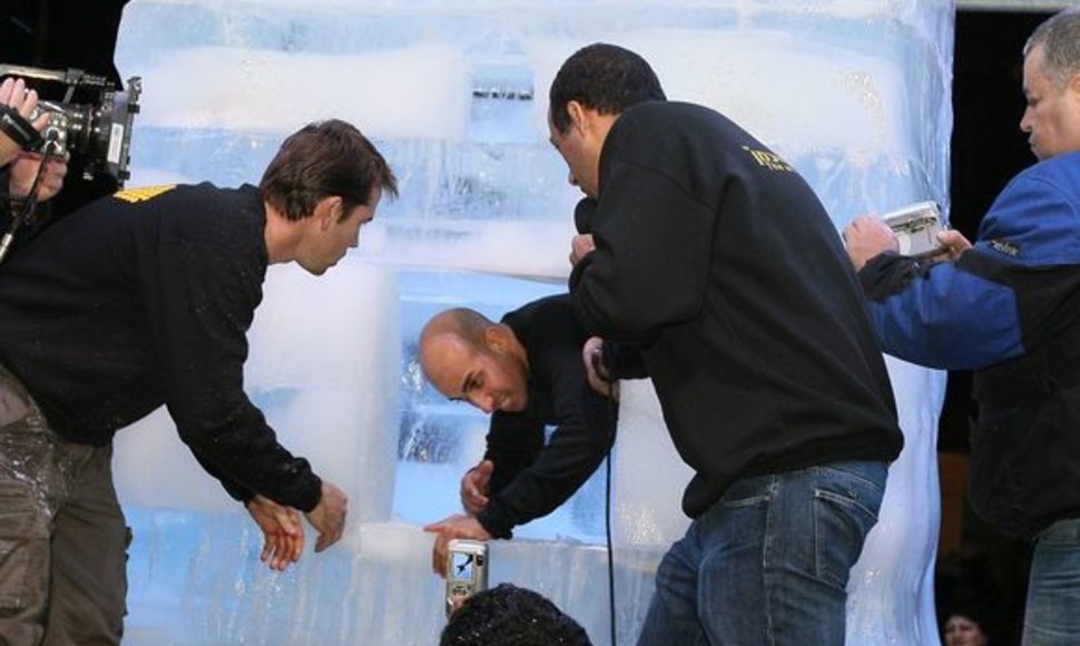 Hezi Deanas įkalino save specialiai sukonstruotame skaidraus ledo kube Tel Avive.