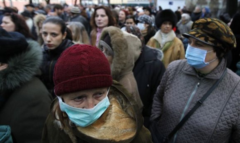 Tūkstančiai Rumunijos gyventojų šeštadienį išsirikiavo į eiles prie vienos ligoninės Bukarešte, norėdami pasiskiepyti nuo pandeminio gripo.
