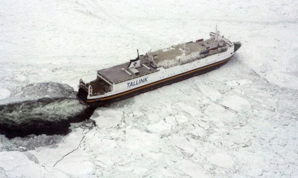 Leduos įstrigęs laivas