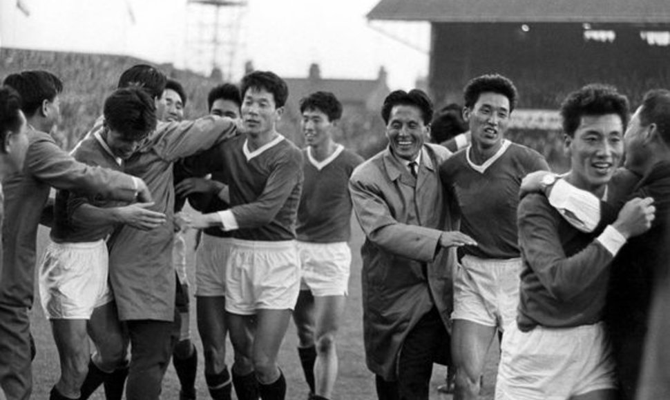 Šiaurės Korėjos futbolininkai 1966 metais džiaugiasi pergale prieš Italiją. Italijai šios rungtynės tapo katastrofa. 