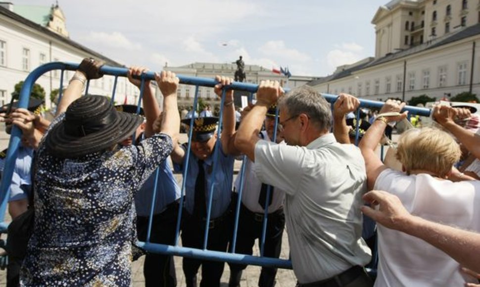 Protestuotojams pavyko sustabdyti kryžiaus perkėlimą į kitą vietą.