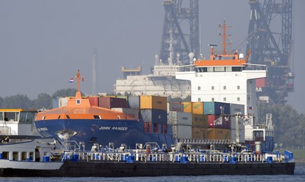 Tanklaivis atplaukia į Roterdamo uostą