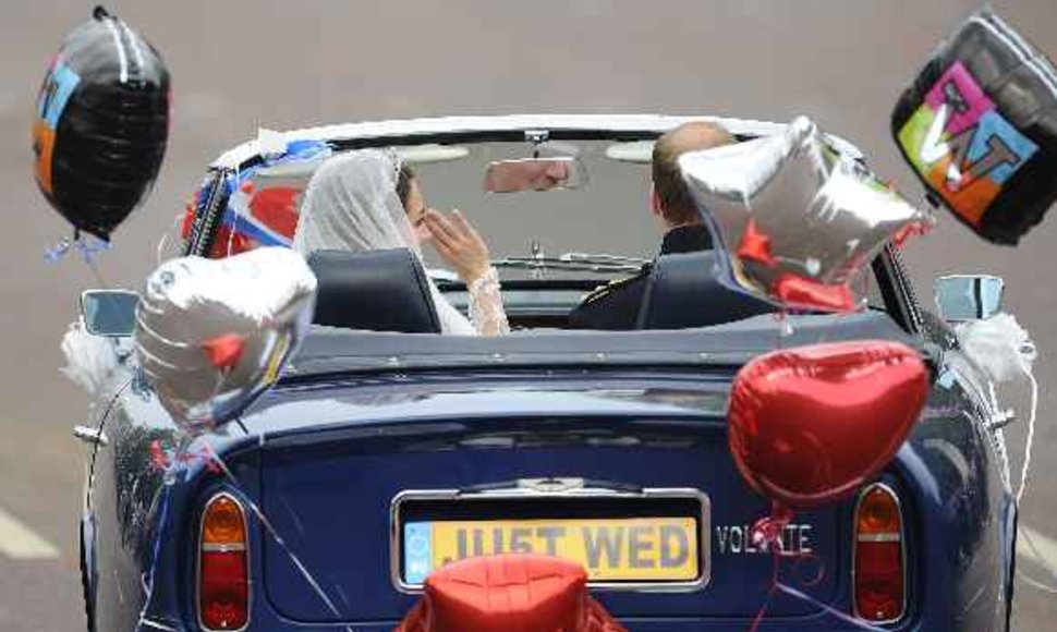 Princas Williamas pavėžino savo žmoną atviru automobiliu