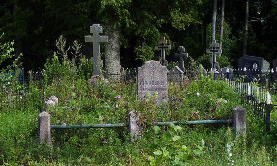 Dar už kelių kilometrų, Stirniškyje, pirmosios sentikių kapinaitės. Ir pirmasis sentikis palaidotas čia, tik niekas nebežino, kuris jo kapas... 