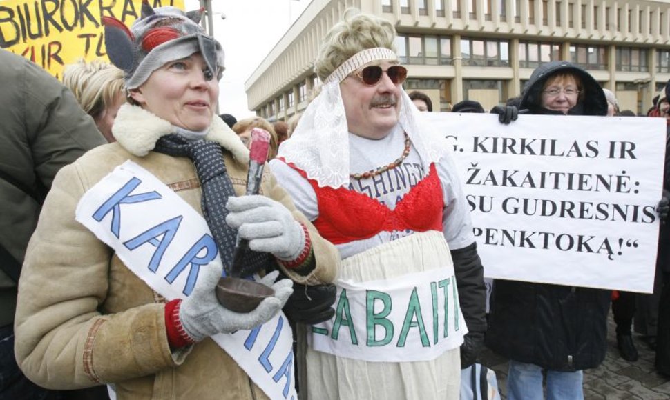 Mokytojų protesto akcija prie Seimo.