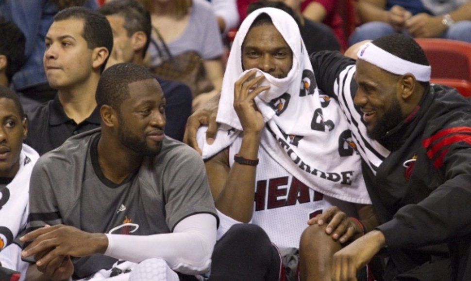 „Heat“ lyderiai Dwyane'as Wade'as, Chrisas Boshas ir LeBronas Jamesas ketvirto kėlinio pabaigoje laiką leido ant atsarginių žaidėjų suolelio.