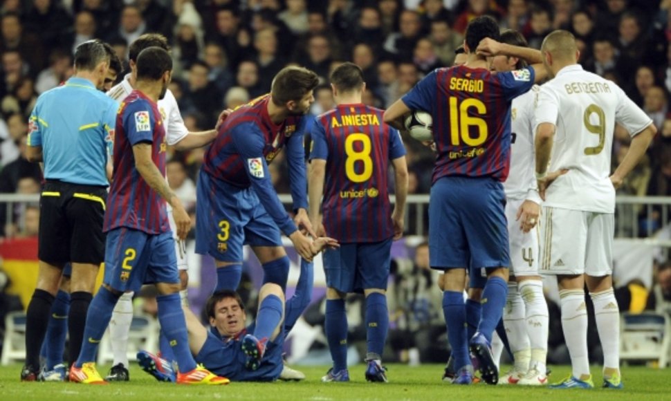 „Barcelona“ futbolininkai priekaištingai rodo į L.Messi (apačioje) ranką.