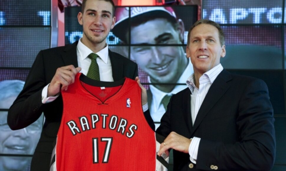 Jonas Valančiūnas ir „Raptors“ prezidentas Bryanas Colangelo.