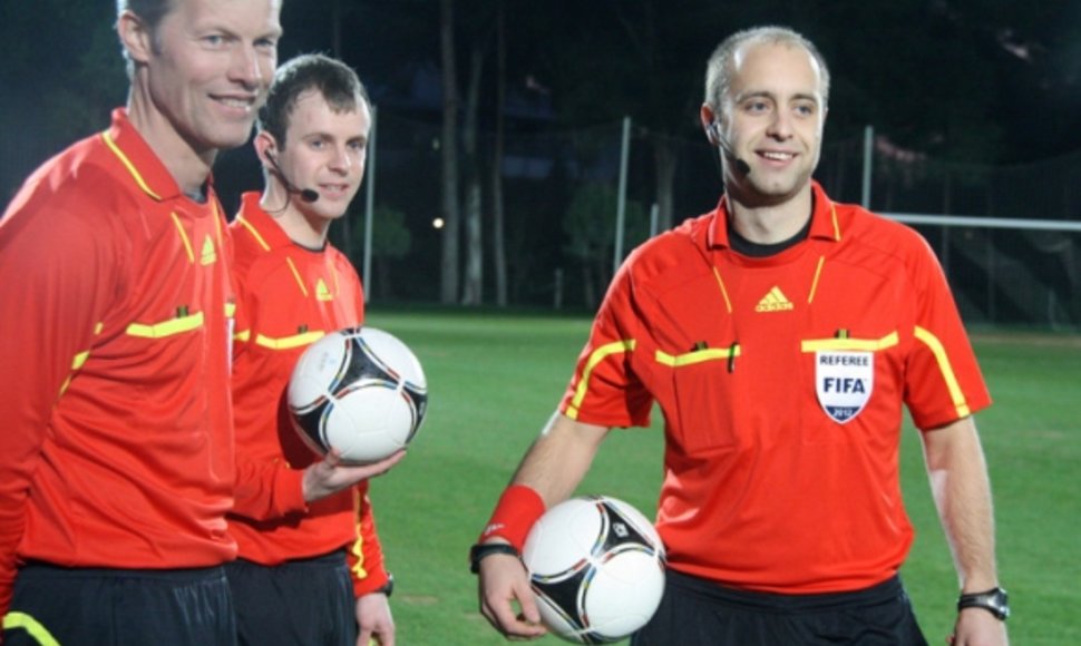 FIFA kategorijos arbitras Nerijus Dunauskas (dešinėje).