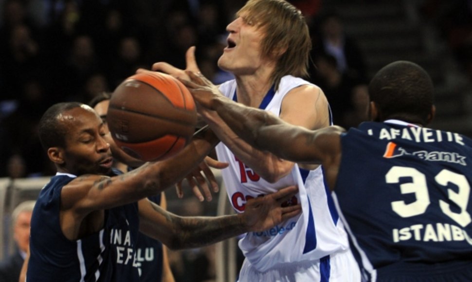 „Anadolu Efes“ gynyba bando sustabdyti CSKA lyderį Andrejų Kirilenką.