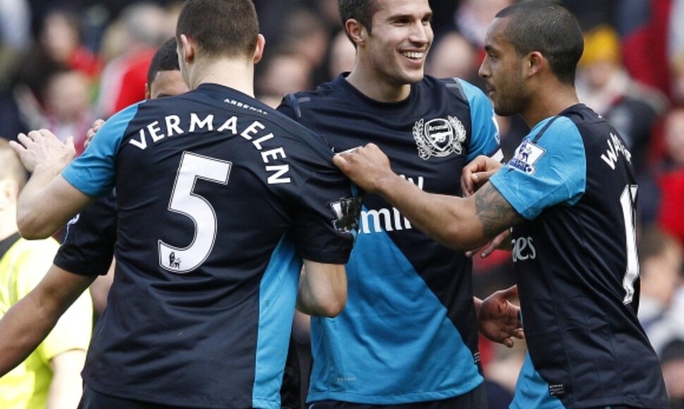 Robinas van Persie'is (centre) išplėšė pergalę „Arsenal“.