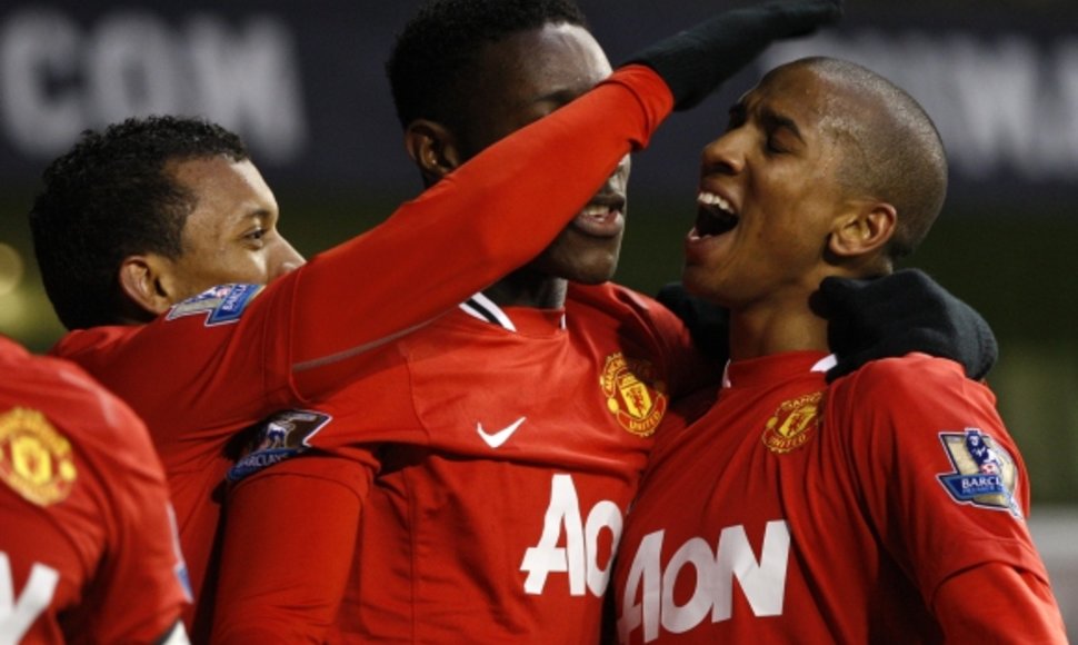 „Manchester United“ futbolininkai sveikina du įvarčius įmušusį Ashley Youngą (dešinėje).