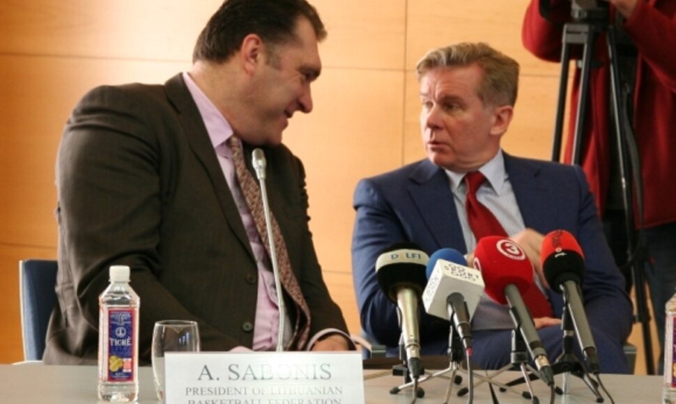 LKF prezidentas Arvydas Sabonis ir užsienio reikalų ministras Audronius Ažubalis.