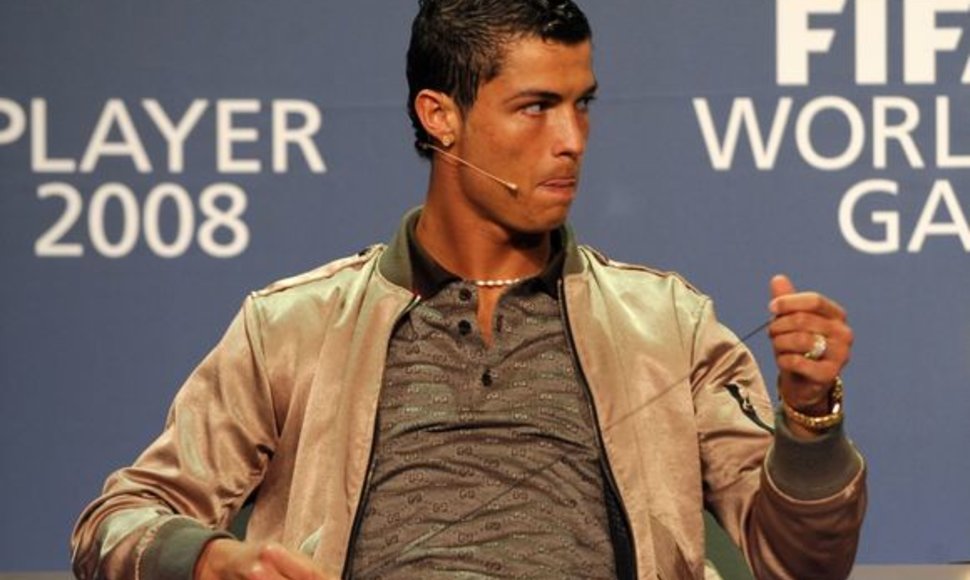 Norintiems rengtis panašiai į jį, Cristinao Ronaldo gimtojoje Madeiroje (Portugalija) yra įkūręs firminę savo parduotuvę CR7.