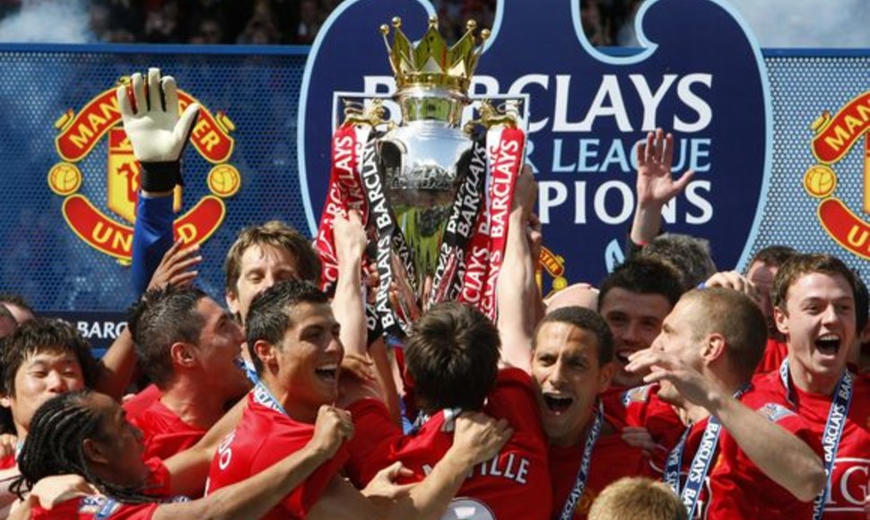 Trečią sezone iš eilės „Premier“ lygos čempionų taurę laimėjusį „Manchester United“ klubą slegia maždaug 2,6 mlrd. Lt skola.