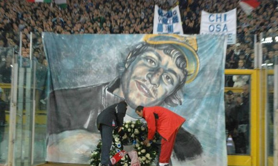 Didžiuliai tragiškai žuvusio G.Sandri atvaizdo plakatai sutinkami kone kiekvienose Italijoje vykstančiose futbolo varžybose.