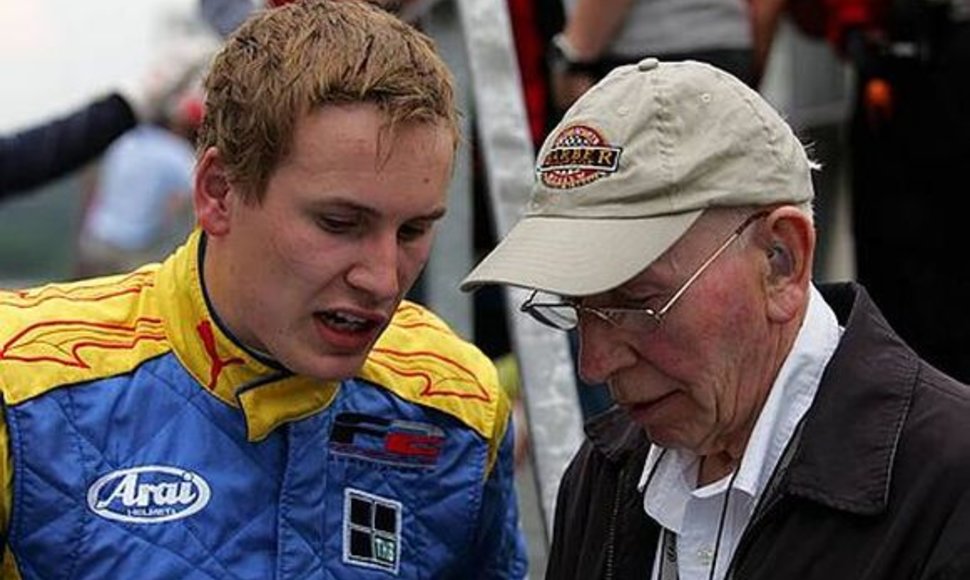 Tragiškai žuvęs H.Surteesas (kairėje) su savo tėvu Johnu, kuris yra vienintelis žmogus pasaulyje, laimėjęs „Formulės-1“ ir pasaulio motociklų čempionų laurus.