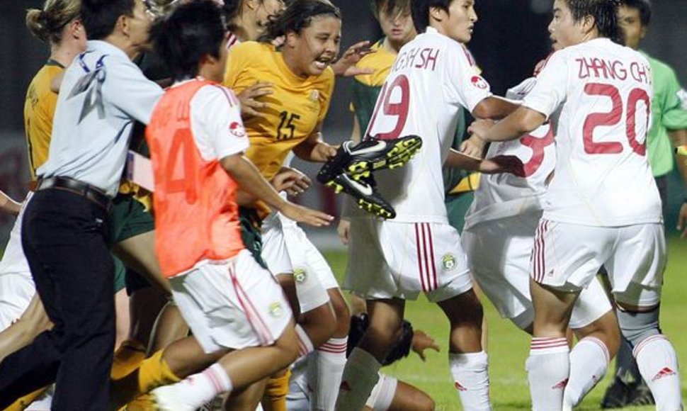 Kinių ir australių mačas Kinijoje vykstančiame Azijos merginų (iki 19 metų) futbolo čempionate baigėsi muštynėmis.