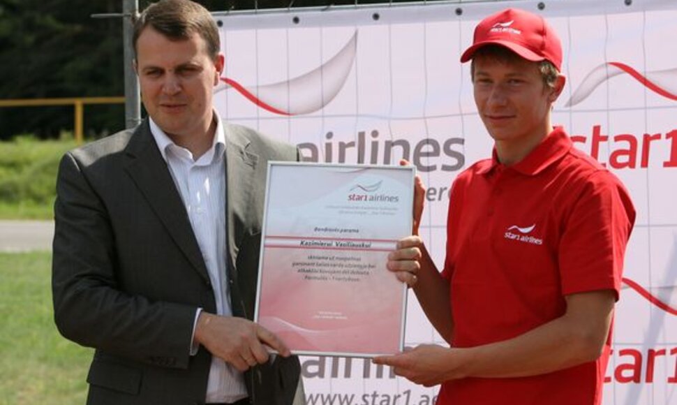 Ketvirtadienį tarp K.Vasiliausko (de&scaron;inėje) ir &bdquo;Star 1 Airlines&ldquo; pasira&scaron;yta bendradarbiavimo sutartis iki lenktynininkui pavyks praverti &bdquo;Formulės-1&ldquo; varžybų duris.