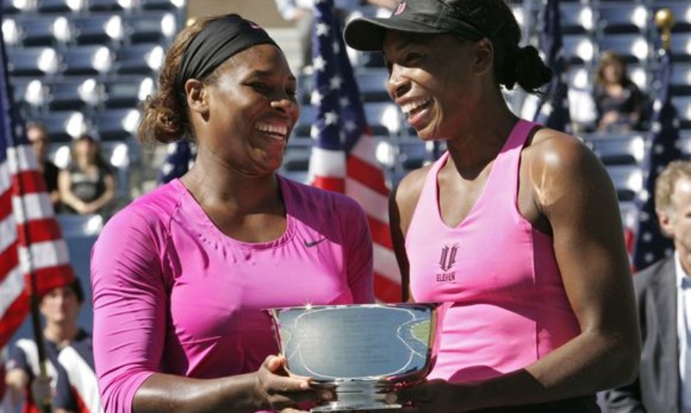 Atvirajame JAV teniso čempionate Serena (kairėje) ir Venus Williams moterų dvejetų varžybose triumfavo po 10 metų pertraukos