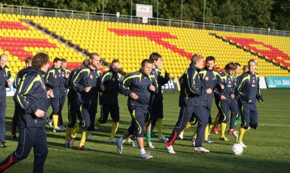 Lietuvos futbolo rinktinės treniruočių stovykloje šiuo metu pluša 25 futbolininkai