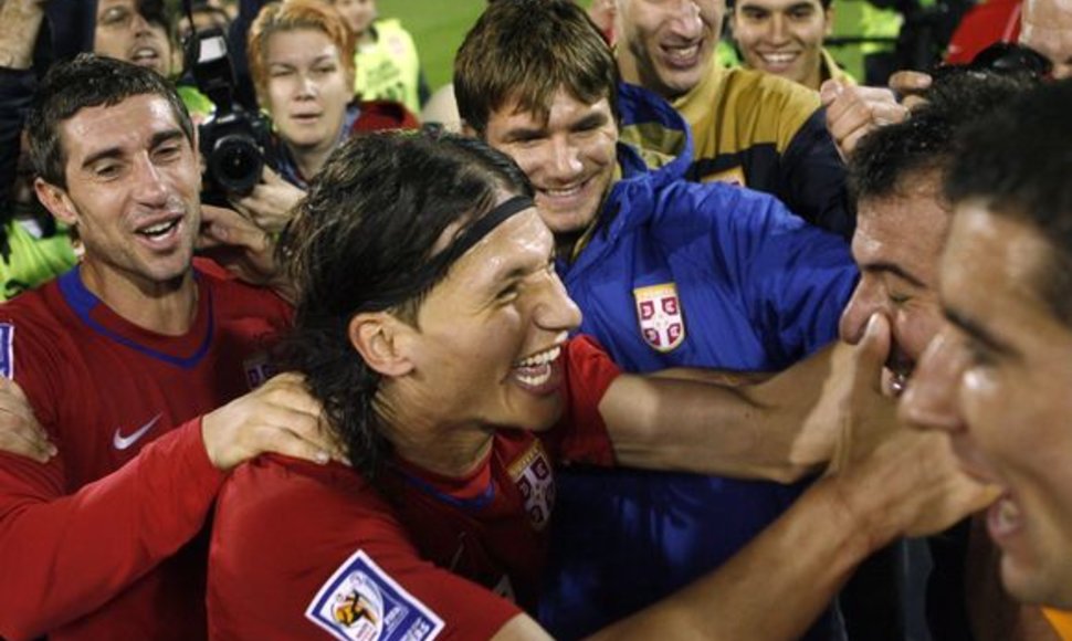 Kelialapį į 2010 metų pasaulio futbolo čempionatną užsitikrinę serbai neslėpė savo džiaugsmo