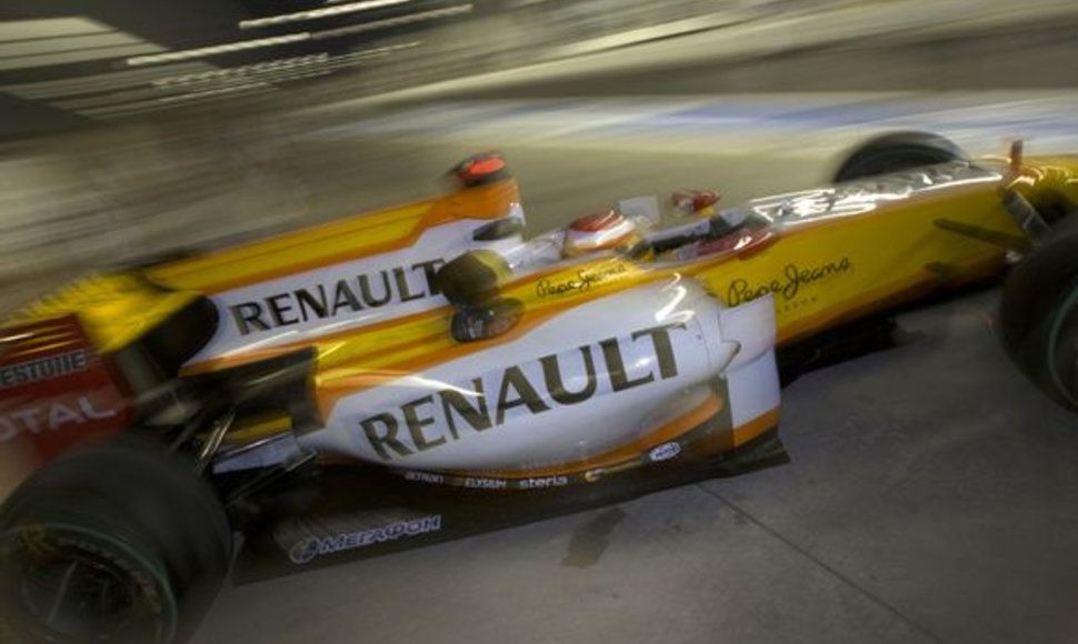 „Renault“ ekipa iš „Formulės-1“ čempionato pasitrauktų nedelsiant