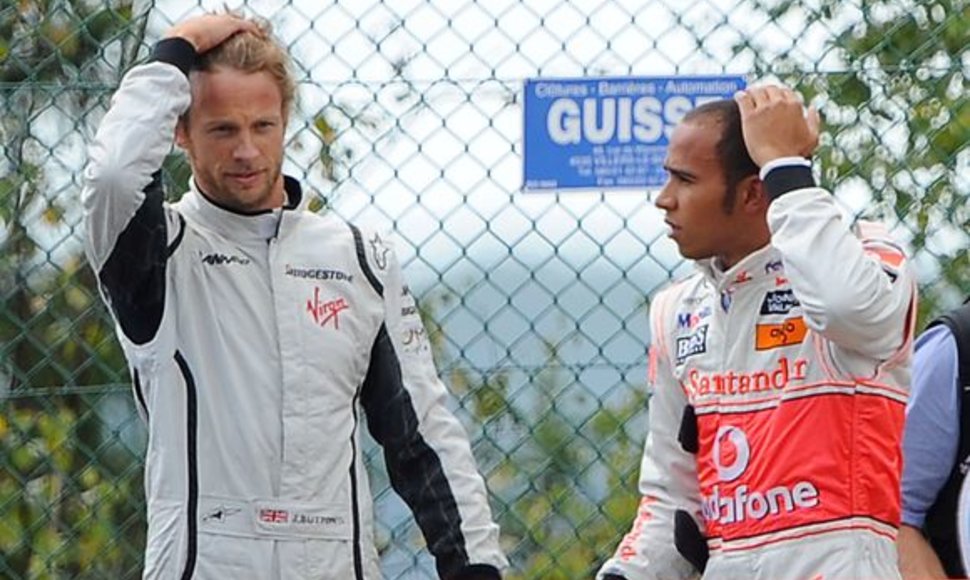 T.Ecclestone nuomone, L.Hamiltonas (dešinėje) yra greitesnis lenktynininkas už J.Buttoną