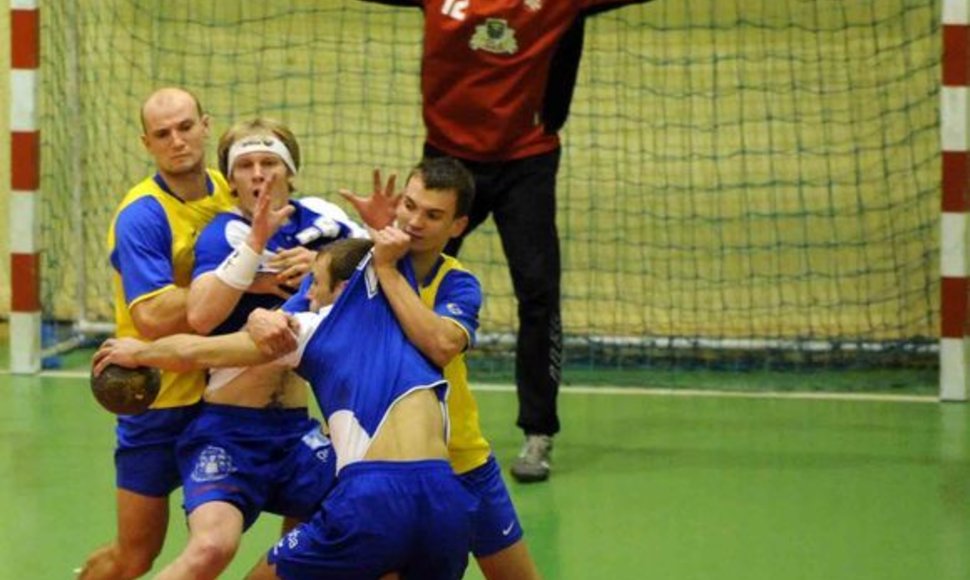 Vilniaus VHC „Šviesa“ (mėlyna apranga) savo aikštelėje Varėnos „Ūlos“ klubą sutriuškino net 23 įvarčių skirtumu 40:17 (17:09)