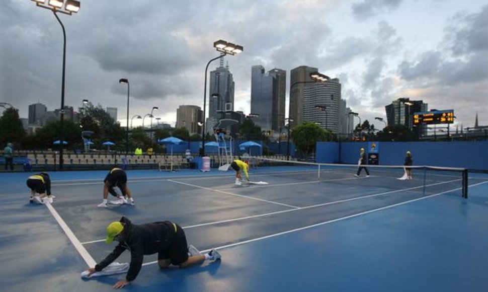 Dėl lietaus pirmąją atvirojo Australijos teniso čempionato dieną pavyko užbaigti tik 26 iš planuotų 64 susitikimų