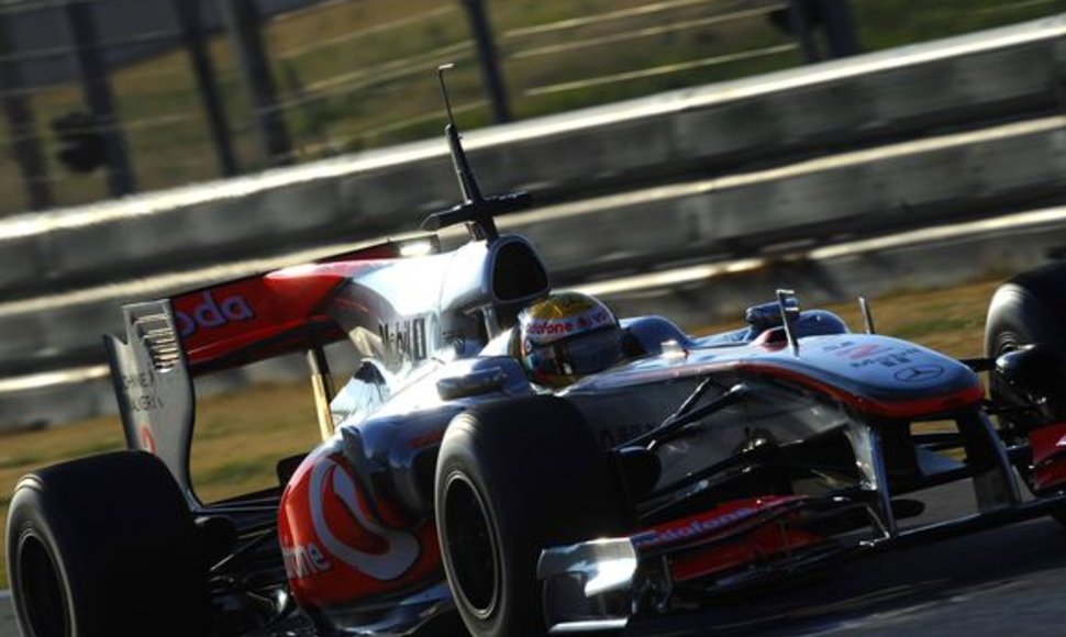 L.Hamiltonas žarstė komplimentus naujajam „McLaren MP4-25“ bolidui