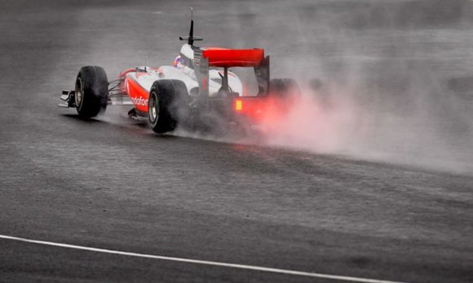Lietus jaukė „Formulės-1“ komandų treniruočių planus