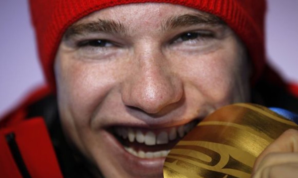 Vieną olimpinį aukso medalį Šveicarijai Vankuveryje iškovojo Dario Cologna, triumfavęs vyrų 15 km slidinėjimo varžybose