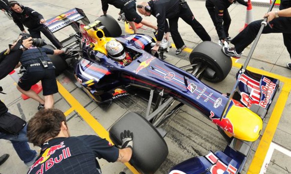 Neoficialus „Red Bull“ mechanikų rekordas, keičiant bolido padangas, siekia vos 1,8 sek.