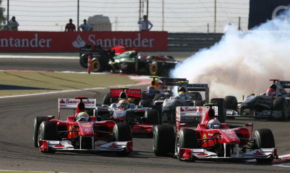 „Formulės-1“ komandų vadovai pirmosiose 2010 metų sezono lenktynėse pasigedo lenkimų ir intrigos