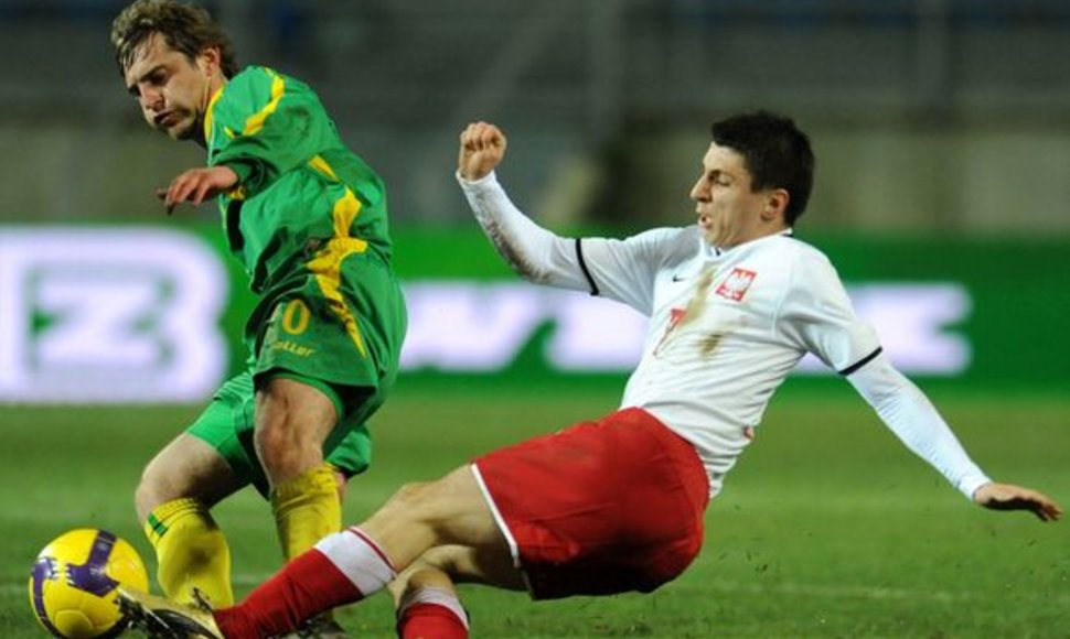 Lietuviai (kairėje) FIFA reitinge aplenkė 2012 metų Europos futbolo čempionato šeimininkus lenkus