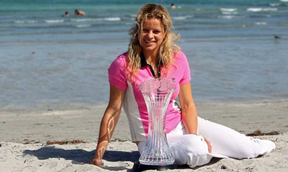 K.Clijsters su pagrindiniu turnyro prizu pozuoja nuotraikai viename Majamio paplūdimių