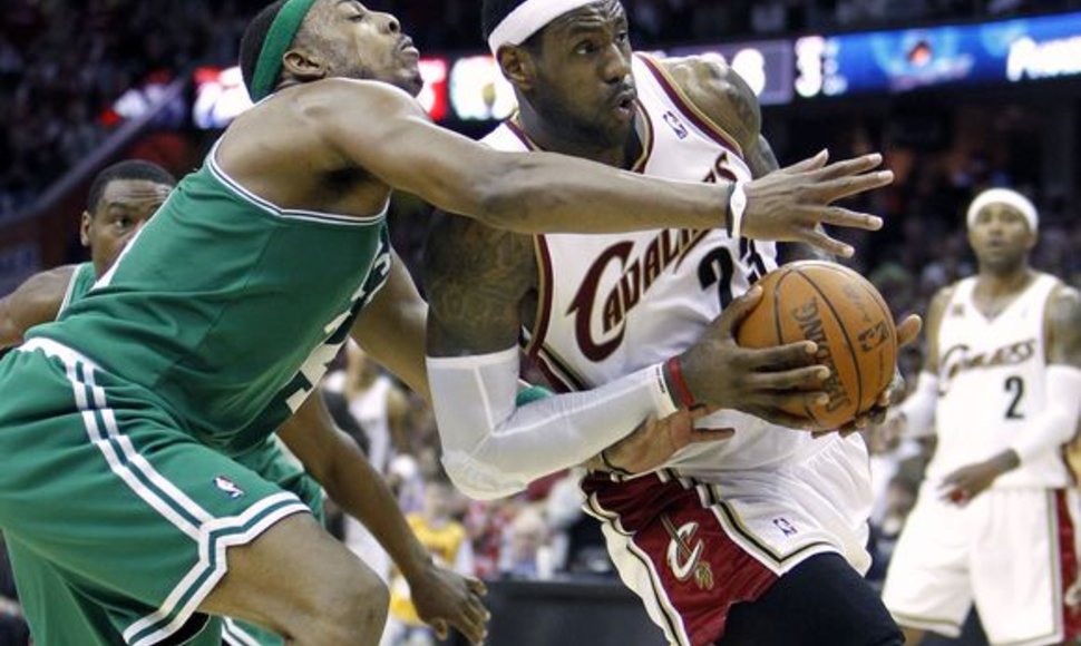 L.Jamesas drąskė „Celtics“ gynybą