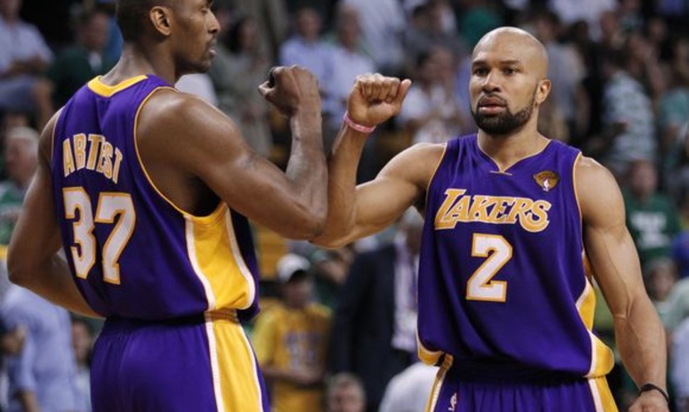 NBA čempionų titulus ginantys „Lakers“ krepšininkai serijoje iki keturių pergalių pirmauja 2–1