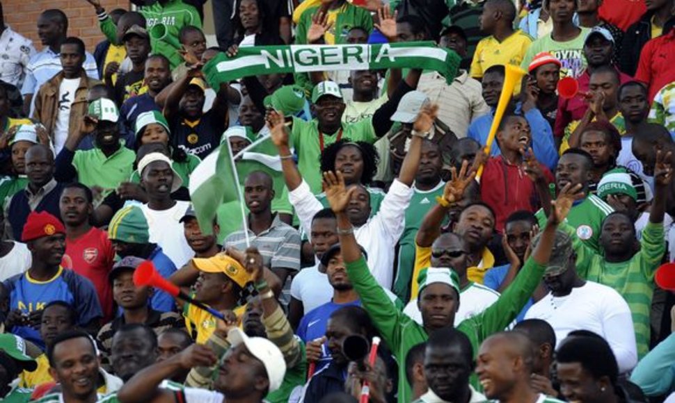 Didžiąją dalį į stadioną besibrovusių sirgalių sudarė afrikiečiai – į PAR jau atvykę Nigerijos sirgaliai ir vietiniai futbolo gerbėjai