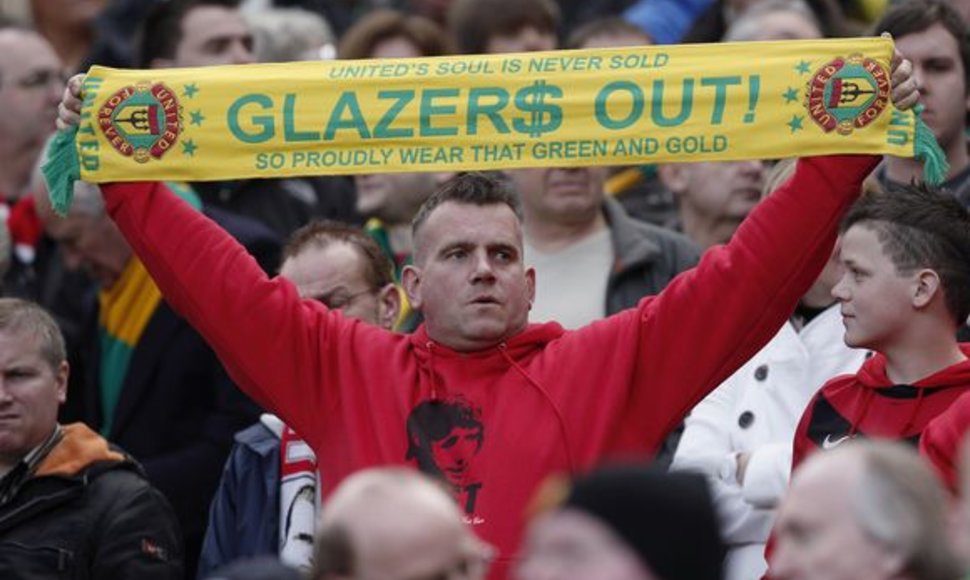 „Manchester United“ futbolo klubo gerbėjai neslepia priešinškumo komandą valdančiai Glazerių šeimai