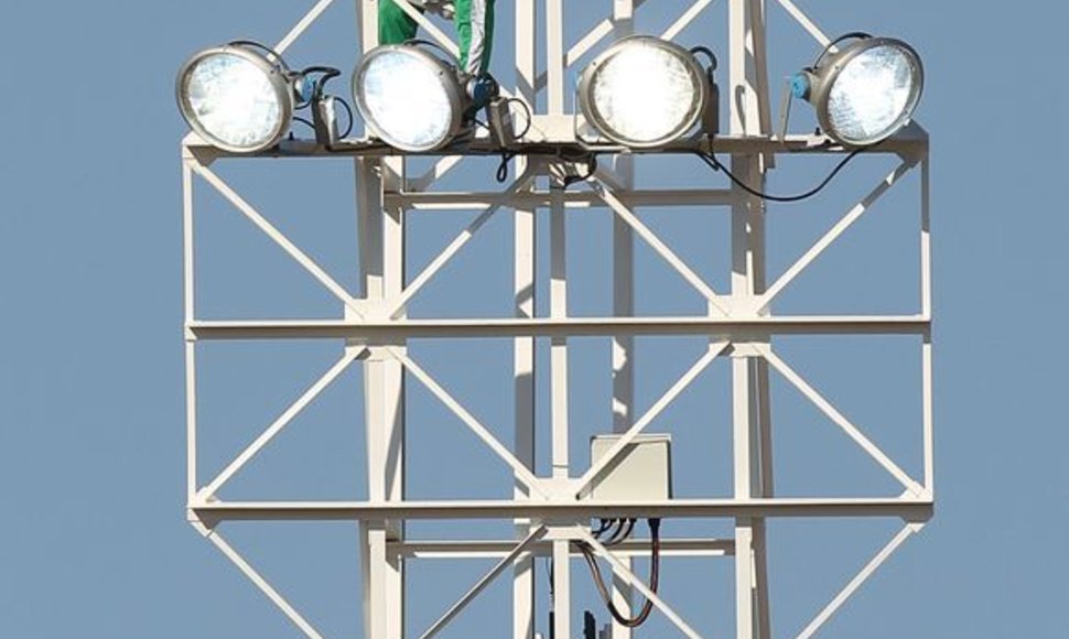 Alžyro rinktinės gerbėjas užsiropštė ant šviestuvo