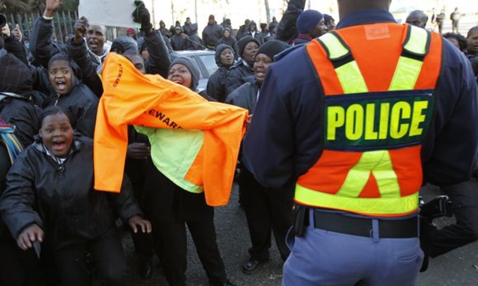 Protestuojantys darbuotojai buvo pakeisti policininkais