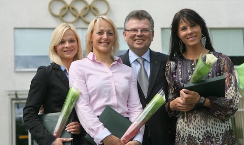 LTOK prezidentas A.Povilūnas kartu su apdovanotosiomis (iš kairės) G.Gaivenyte, S.Krupeckaite ir V.Sereikaite