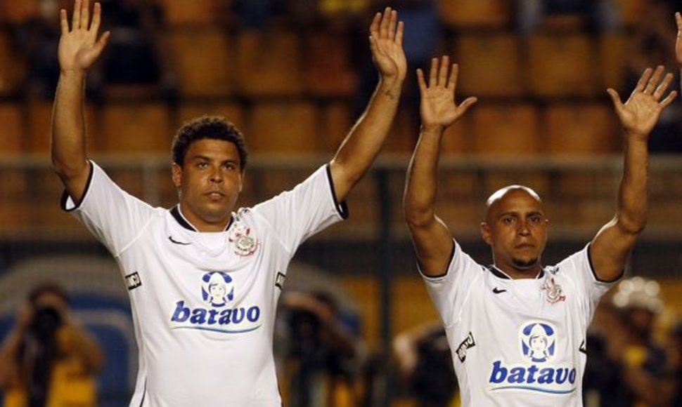 Ronaldo (kairėje) laimėjo lažybas prieš Roberto Carlosą