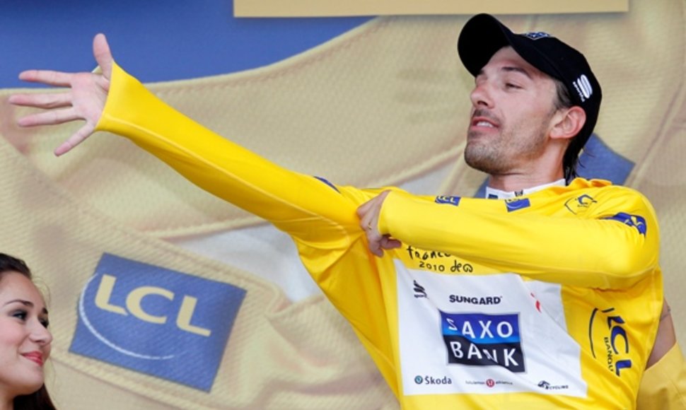 Pirmasis geltonuosius šių metų „Tour de France“ marškinėlius apsivilko F.Cancellara