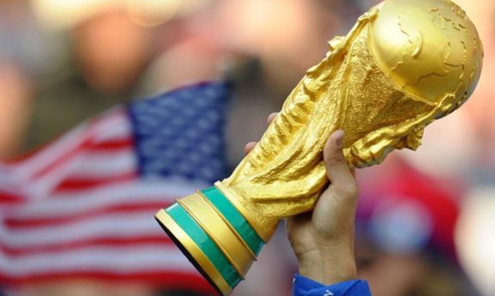 Kolumbijoje iš kokaino pagaminta pasaulio futbolo čempionų taurės kopija svėrė net 11 kg
