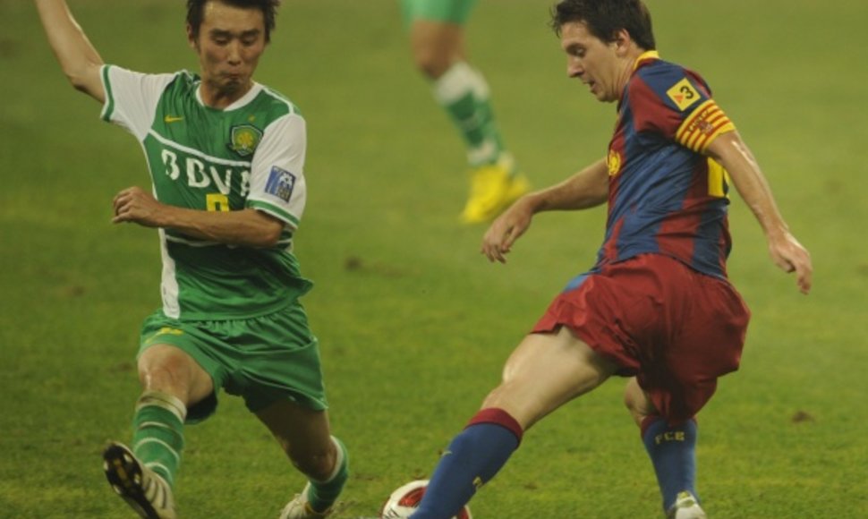 L.Messi (dešinėje) bando įveikti varžovų gynybą