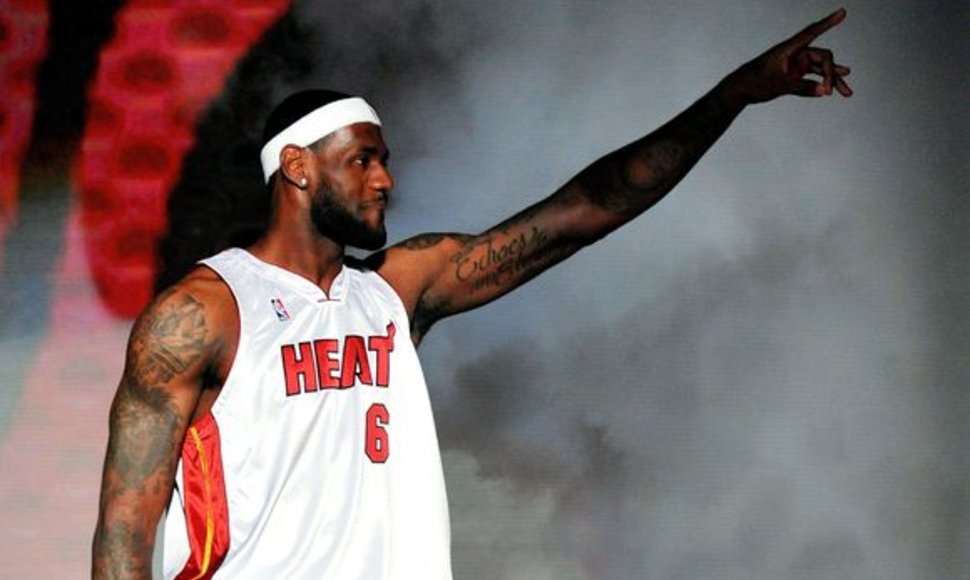 L.Jamesas „Heat“ marškinėlius užsivilko dėl svajonės laimėti NBA čempionatą