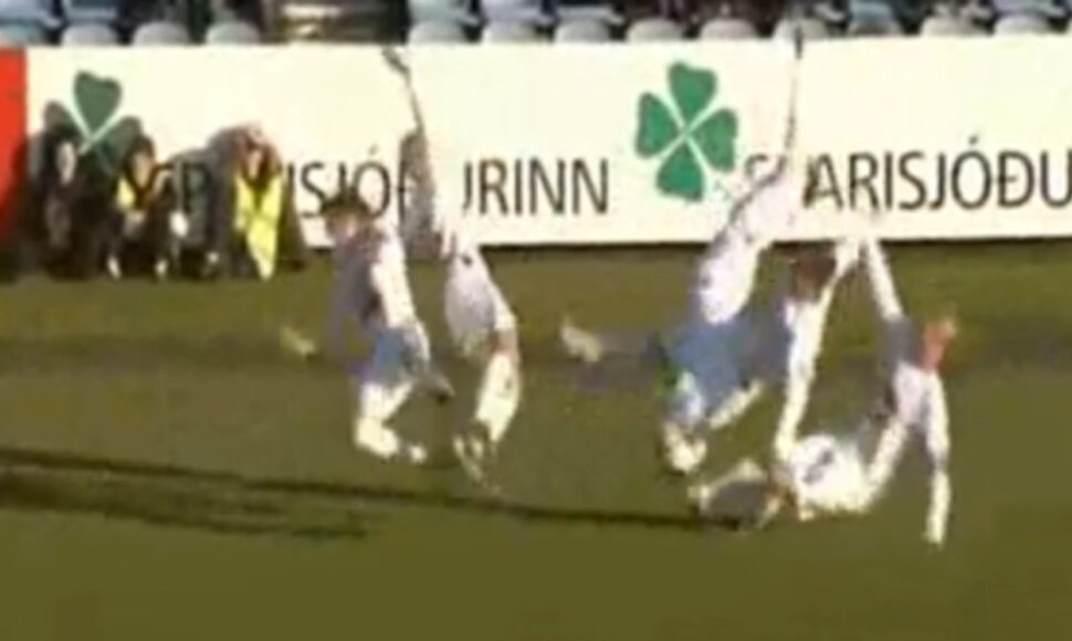 „Stjarnan“ futbolininkų griuvimas po tariamo rankinės granatos sprogimo